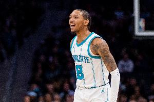 美记：湖人、火箭、开拓者、公牛均有意小尼克-史密斯，他是一名三分射手。