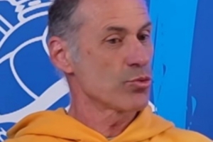 前皇马球星表示：与皇家马德里和巴塞罗那那样的强队对攻往往代价高昂，球队更应立足于稳固防守，伺机反击。