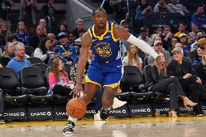 有媒体人指出，库明加在比赛中常有忽视库里配合而选择单打的举动，这导致科尔教练经常将他安排到替补席上。