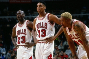 前公牛队友评价皮蓬：可胜任五个位置，如篮球般精准高效，是天生为篮球而生的球员。