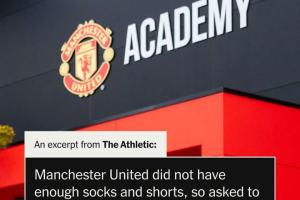 曼联U13球队在与埃弗顿的比赛中遭遇装备短缺，无奈向对手借用球袜和短裤，才得以完成比赛。