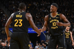 勇士呢？自2000年爵士（那赛季有4位35岁以上的首发，取得53胜29负）以来，再无球队能达成这一成就。