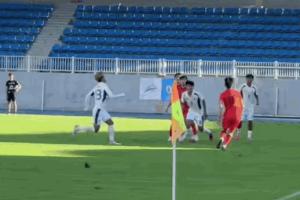 王钰栋热身赛被恶意飞踹，经纪人金畅发声质询国家队对年轻球员的保护措施。