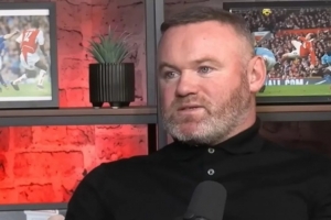 《将迎40岁生日！太阳报：鲁尼扮成“牙叔”造型，演唱皇后乐队歌曲庆生》