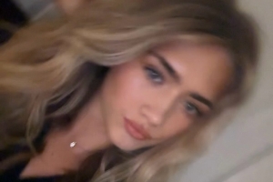 利物浦旧将岳父发文祝福女儿，因其高颜值引关注，点击量近400万。