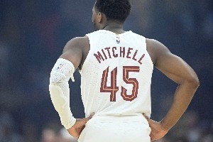 ESPN预测新赛季东部排名：骑士居首，魔术次席，绿军第五，76人位列第11。