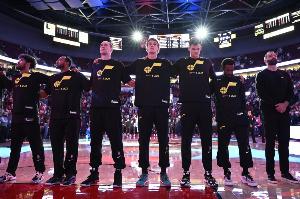 爵士队在上赛季迎来队史首次单赛季60+负的纪录，而其余球队在此之前都曾有过单赛季60+负的经历。