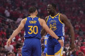 科尔表示，勇士队的战术体系构建于库里的进攻与追梦格林的防守之上，其核心在于通过二人共同在攻防两端制造混乱。