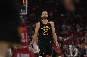 追梦评库里表现：每当大戏上演，他总能挺身而出。