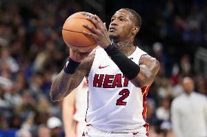 热记：罗齐尔目前处于带薪停职状态，本赛季薪水为2660万。