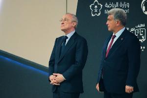 电讯报报道称，皇马与巴萨正对英超市场的繁荣势头心生羡慕，而西甲其他俱乐部的收入则被这两大豪门挤压。