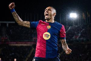 据《世体》报道，拉菲尼亚因伤无法在对阵皇马的比赛中登场，但他会坐在替补席后方为球队加油助威。