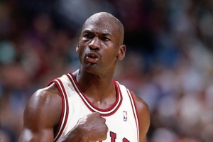 考虑到乔丹在NBA全球化进程中的开创性引领作用，他在历史最佳球员（GOAT）的讨论中堪称独一档的存在。