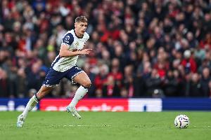 前热刺球员盛赞球队防守稳固，并认为范德芬当之无愧是全场最佳球员。