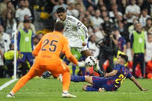 世体：西甲判罚存疑，巴萨球员手球算点球，皇马手球则被视作被犯规。