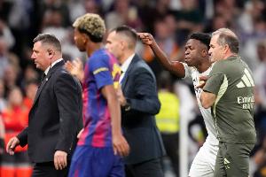 据《世界体育报》报道，巴塞罗那俱乐部对亚马尔所遭受的对待感到极度不满，同时注意到皇家马德里的球员发表了相关评论却未受到任何追究。