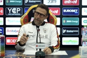 莱切主帅在谈及卡马达的点球被扑救时表示，在这样高水平的比赛中，球门似乎都会变小。