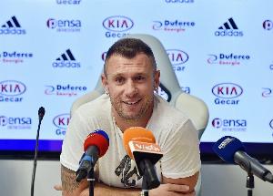 卡萨诺批评阿莱格里的球队在取得进球后便全线退守，并指出其执教方式无法促进球员进步。