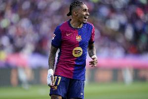 根据《每体》的报道，缺少拉菲尼亚的巴萨，在场上的各项数据表现均有所下滑，球队也显得斗志不足。