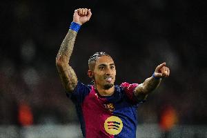 世体：拉菲尼亚虽因伤缺阵，仍展现了巴萨队长的担当。