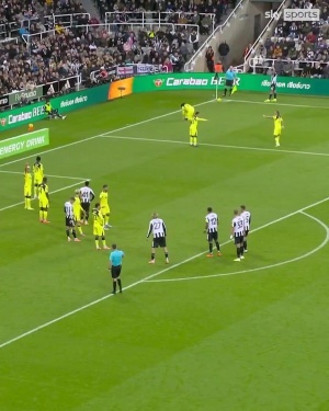 热刺因系鞋带丢球遭名宿批评：防守太幼稚，不应指望裁判吹停比赛