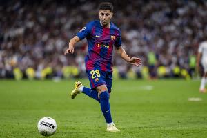 据《每体》报道，巴萨将伯纳尔视为球队未来中场核心，弗里克计划在11月安排他登场亮相。