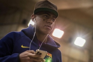 《每体》报道称，亚马尔脸上的星形贴片是一种医疗用品，用于治疗青春痘或小伤口。