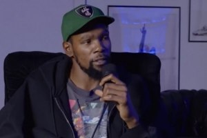 女主持提及男人60岁仍能生育，KD则举例罗伯特·德尼罗80岁仍当上父亲。