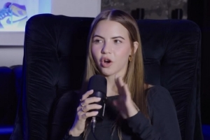 KD：我母亲并未催我生孩子；女主持：我想成为你母亲——我是指她那类型的人。