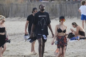 杜兰特曾与一名女子同居，他要求对方每周来两次，且必须在第二天一早离开。