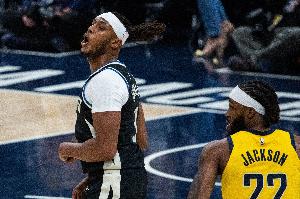 字母哥评论特纳遭球迷嘘声：任何为球队效力十年的人都理应得到尊重。