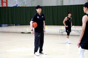 济南时报报道，山东队新赛季的首要目标是确保闯入联赛前八，并在这一前提下，着力培养年轻球员。