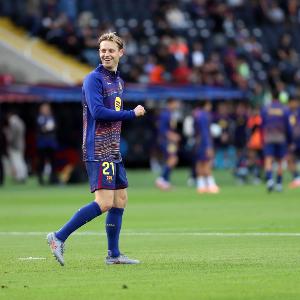 世体：德容与卡萨多若再获欧冠黄牌将停赛，巴萨后腰人选告急。