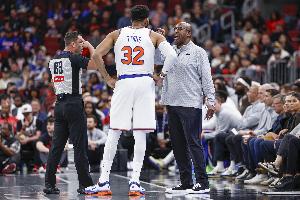 迈克-布朗：唐斯在内线和外线都展现出强大的统治力，他正在逐步融入球队的新战术体系。