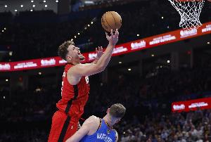 媒体人质问：申京11罚6中是怎么回事？克莱连充电宝都打不了了，已经没法用了。