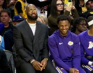 徐静雨：布朗尼进步显著，球场视野出众，开拓者理应摆烂重建。