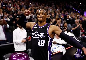 解说：威少老将当打，体力充沛且性价比极高，德罗赞则需挺身而出扛起更多责任。