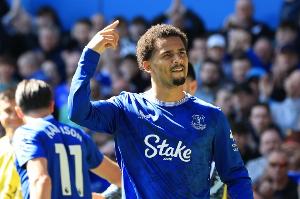 自上赛季起，英超仅有约5人能做到左右脚均打入5球以上，萨拉赫与恩迪亚耶位列其中。