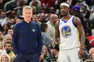 张佳玮：吉米·巴特勒离场导致勇士轮换体系失衡，球队缺乏第二持球点，科尔尝试的阵容使进攻显得零散。