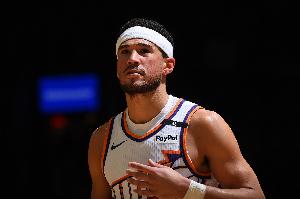 布克：曾见证邓肯、科比与司机的一人一城，亦渴望如他们及库里般坚守一城。