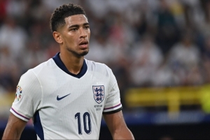 《电讯报》报道称，图赫尔可能再度将贝林厄姆排除在比赛名单之外，且他本人将不会亲临现场观战红军与皇马的对决。