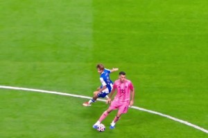 布教授的足球艺术，每一个动作都仿佛在他的大脑中提前预演过