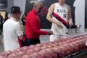 杨瀚森特别熟练的和比卢普斯打招呼，看来英语和社交能力都提升不少