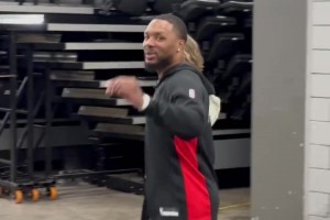 杨瀚森+克林根+罗威三大中锋同框合影！利拉德还展示了中文水平