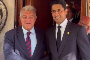 友好巴黎主席纳赛尔与巴萨主席拉波尔塔赛前聚餐