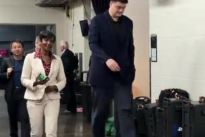 “森林狼客场挑战湖人～赛前爱德华兹步行前往湖人球馆...